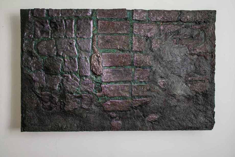 „Breite Strasse 26 (II)“, 76 x 122 x 9 cm​, Acryl und Lack auf Papierguss, 2026, Düsseldorf