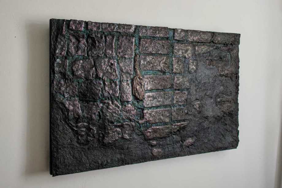 „Breite Strasse 26 (II)“, 76 x 122 x 9 cm​, Acryl und Lack auf Papierguss, 2026, Düsseldorf