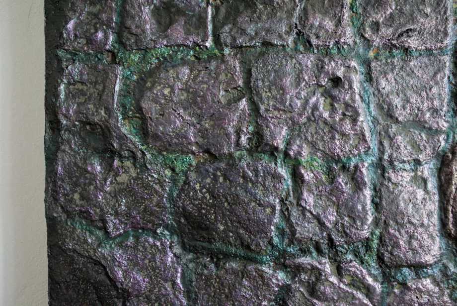 „Breite Strasse 26 (II)“, 76 x 122 x 9 cm​, Acryl und Lack auf Papierguss, 2026, Düsseldorf